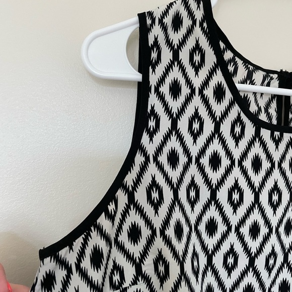 Forever21 Blk&Wht Geometric Tank Top. Size Small - Picture 3 of 7